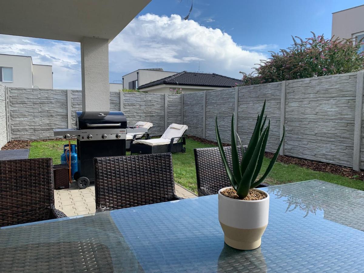 Апартаменти Modern 2 Bed House Near Bratislava With Parking Rovinka Екстер'єр фото