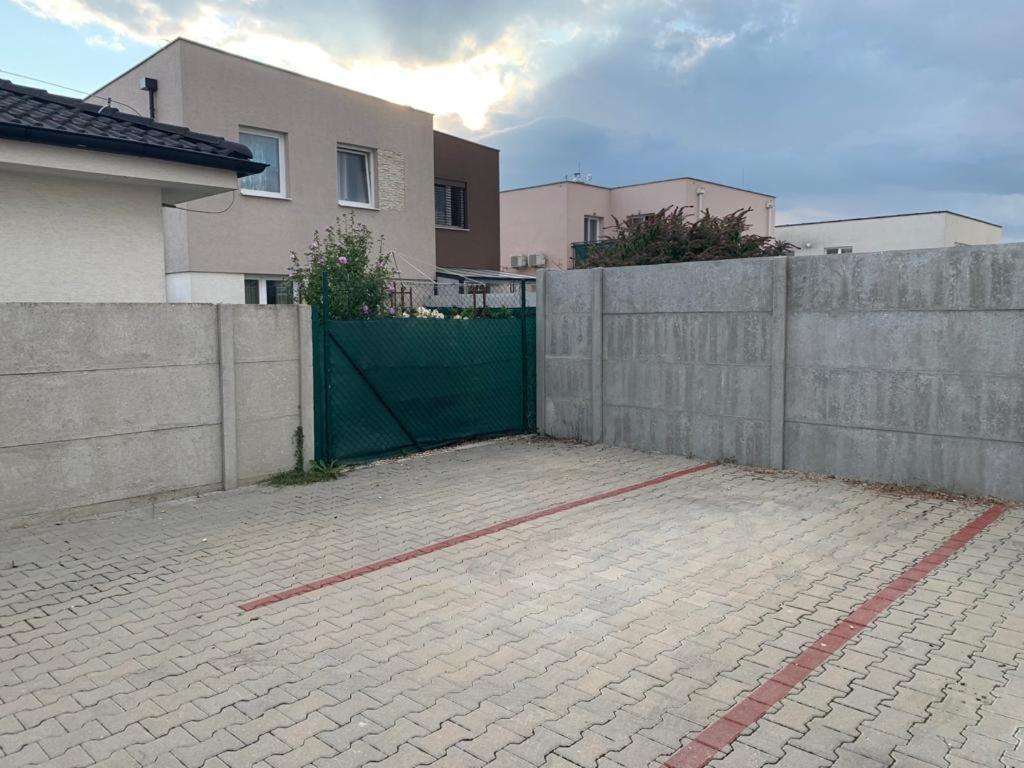 Апартаменти Modern 2 Bed House Near Bratislava With Parking Rovinka Екстер'єр фото